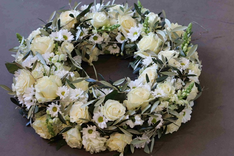Couronne florale blanche et jaune pour un hommage