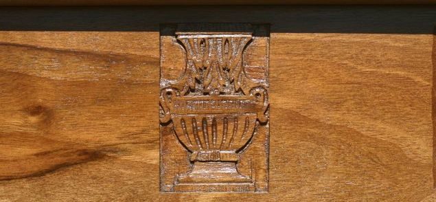 Détail sculpté d’un meuble en bois