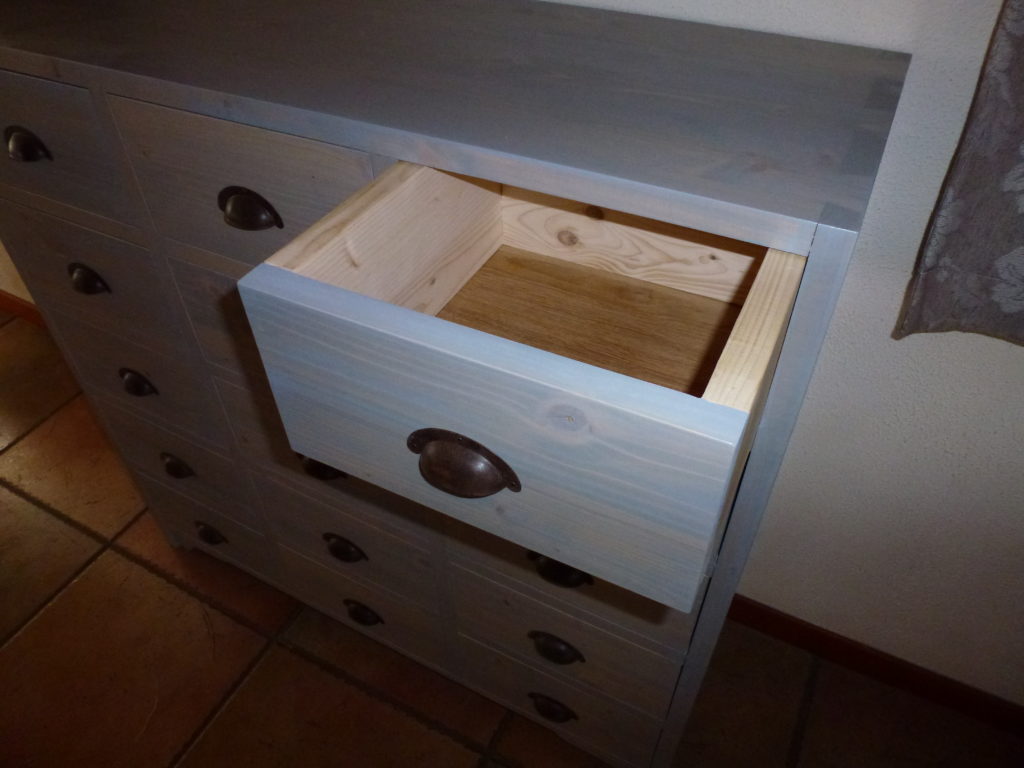 Meuble à tiroirs présenté par La Chignole