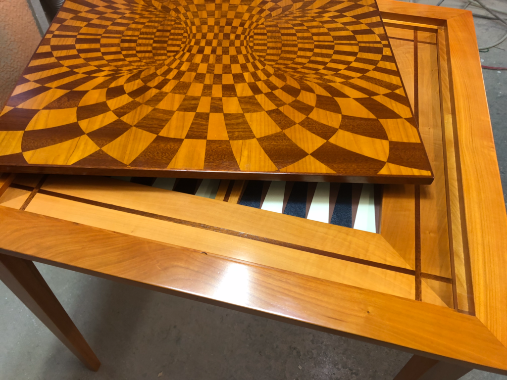 Table de jeu et marqueterie de La Chignole