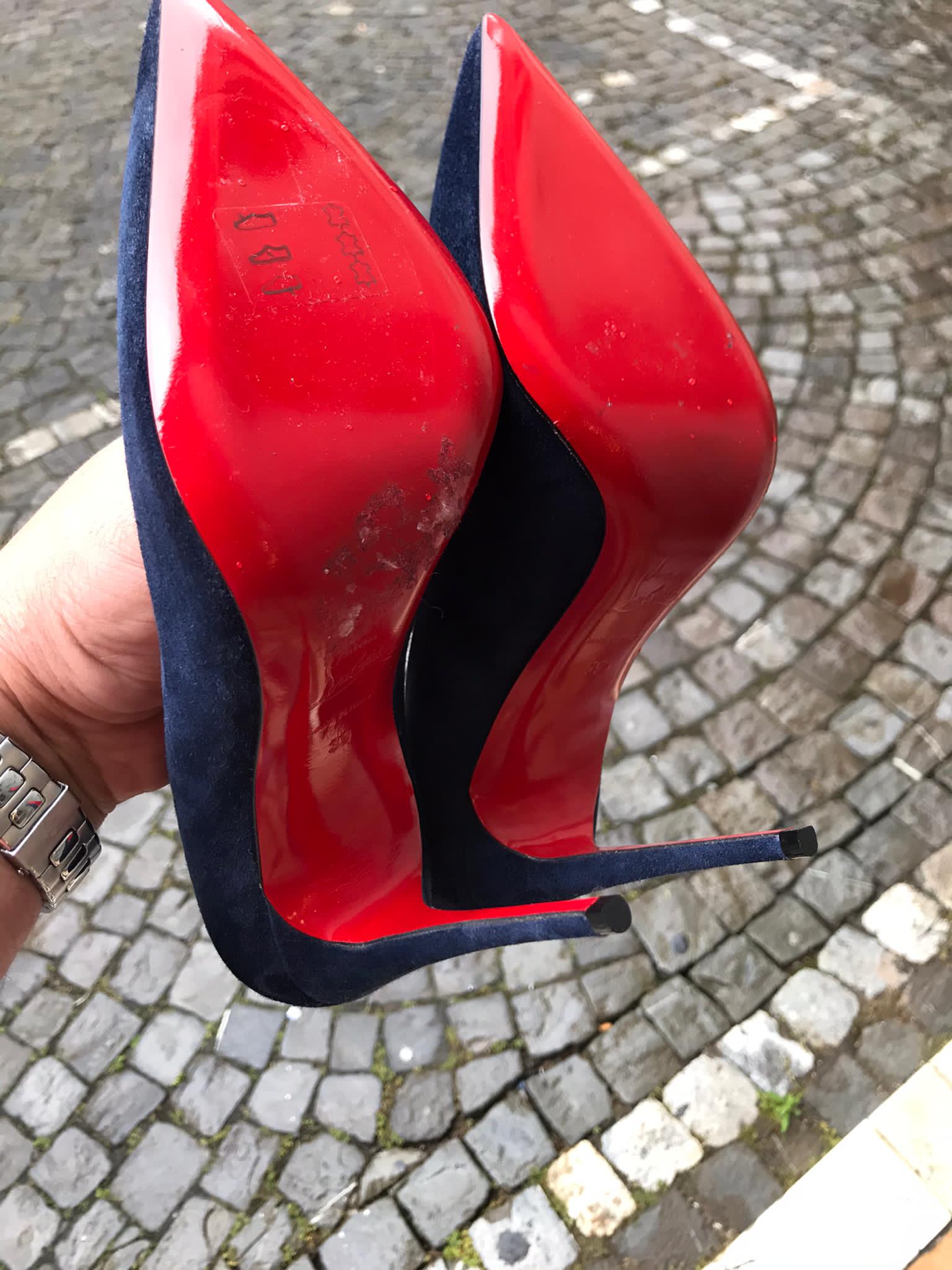 Chaussures rouges présentées par la cordonnerie