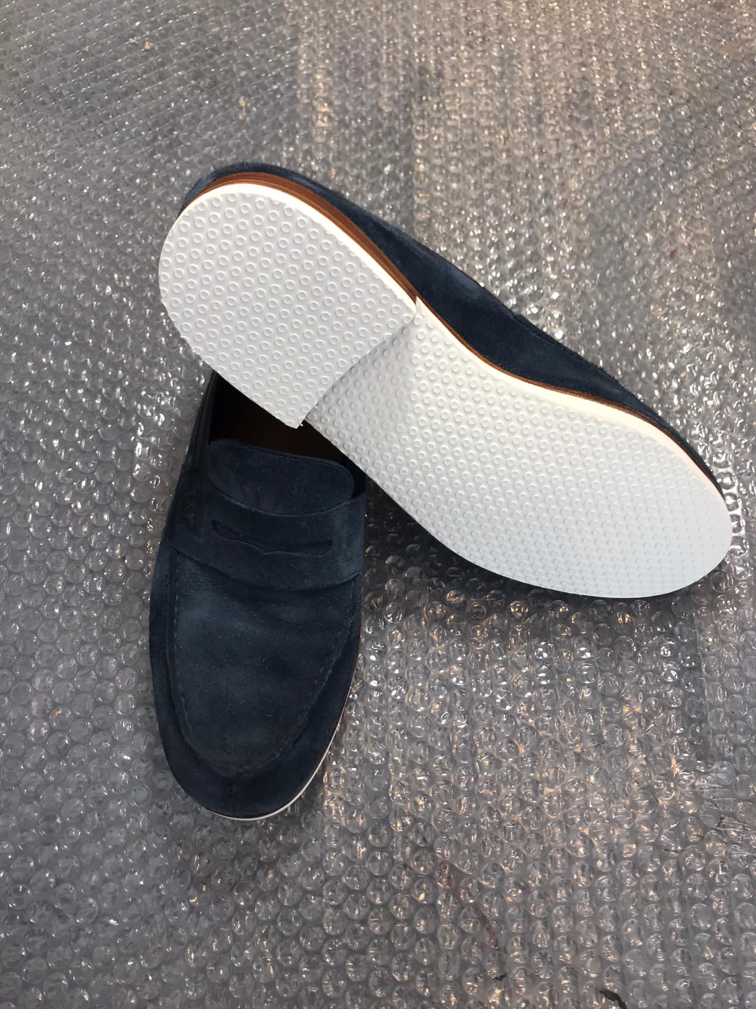 Paire de chaussures ressemelée, présentée par la Cordonnerie du Centre